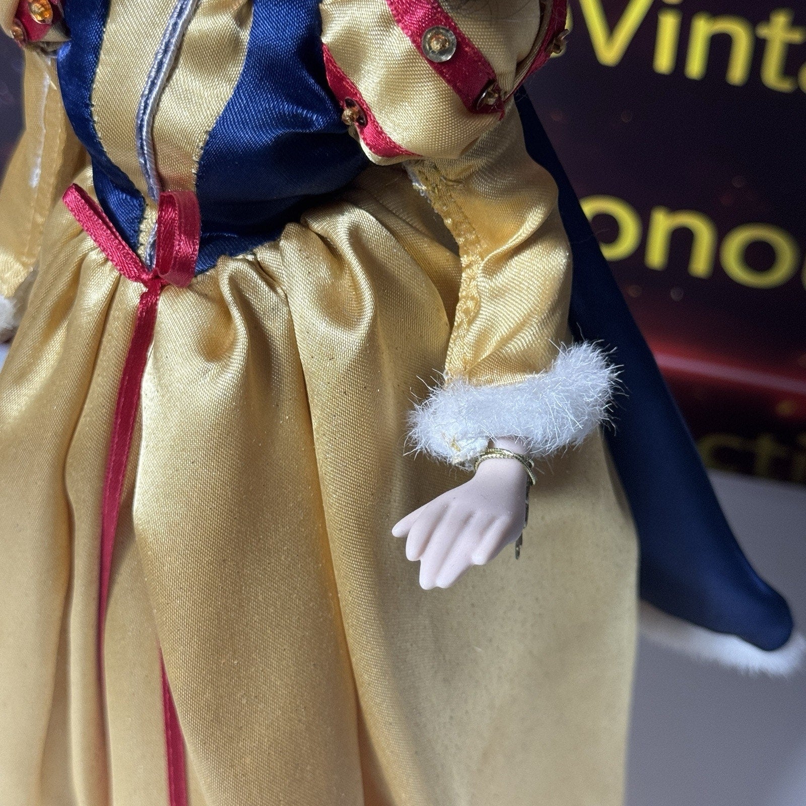 Vtg Brass Key Keepsakes Disney Snow White Porcelain Doll 15” With Display Base