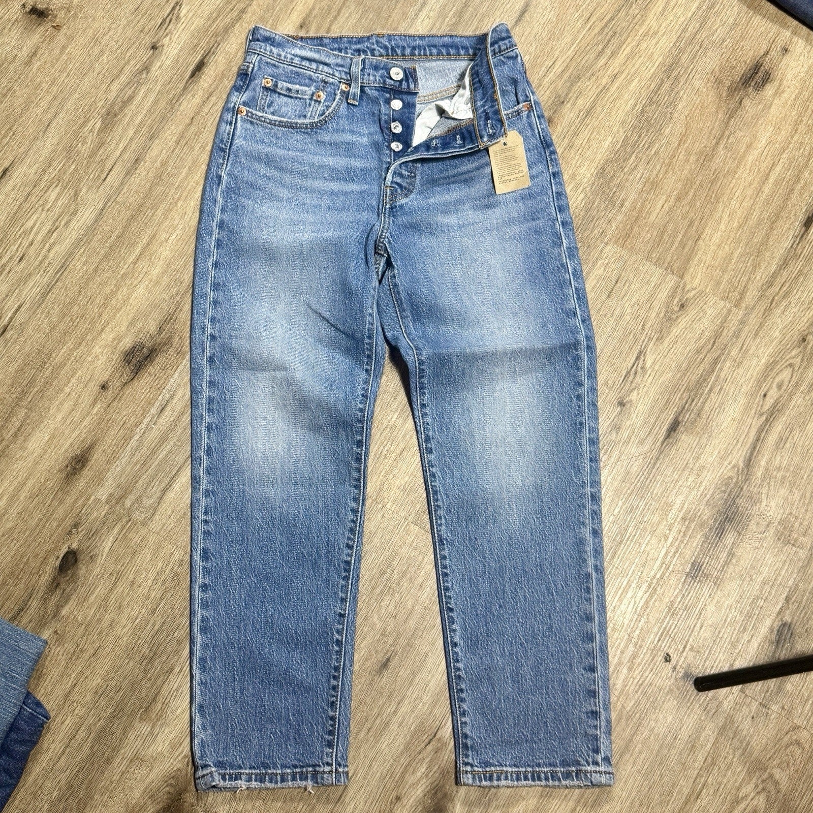 Levi's Women's 501 Original Fit Button Fly Jeans W26 L26 Light Wash NWT