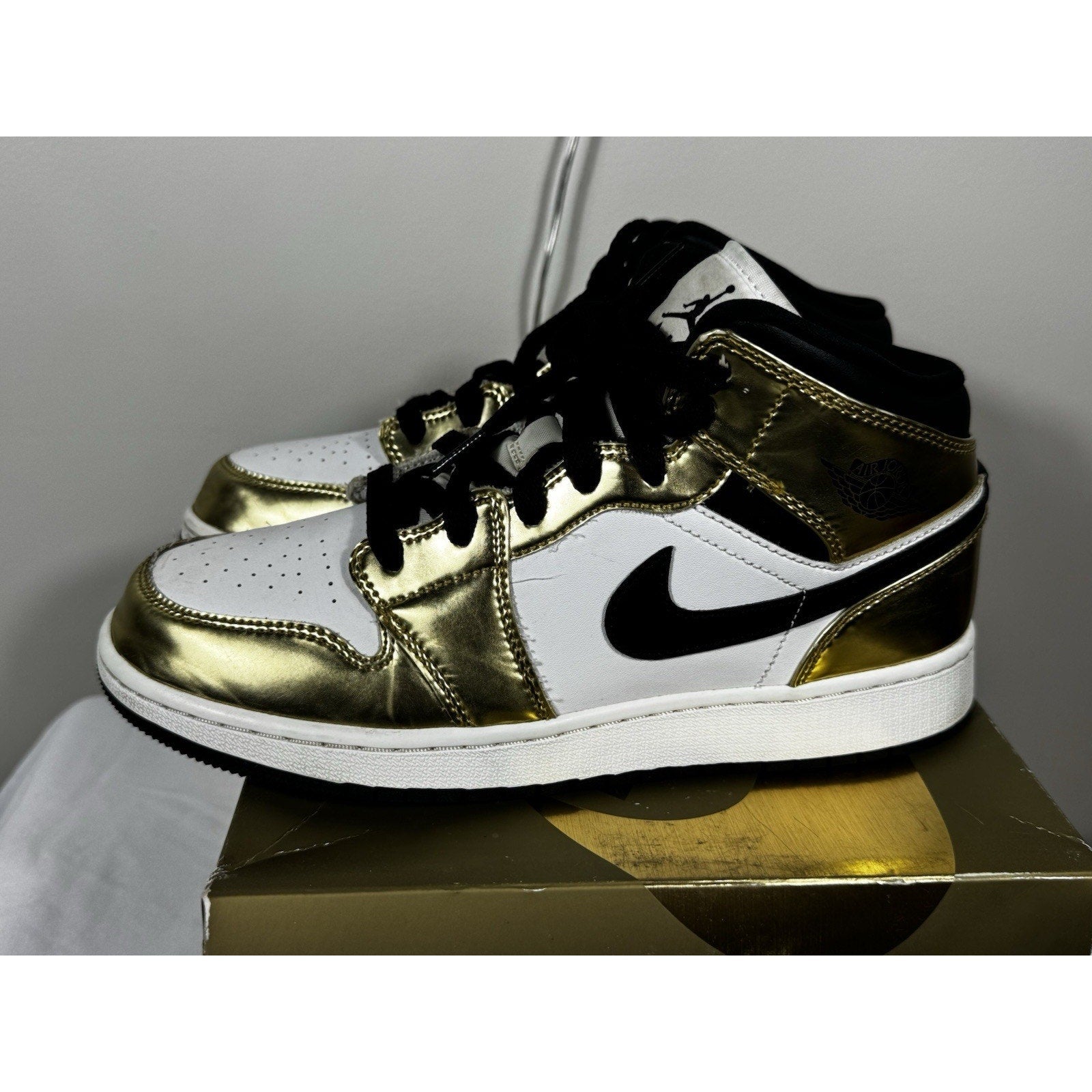 Nike Air Jordan 1 Mid SE Metallic Gold DC1420-700 GS Size 7Y 7 Used