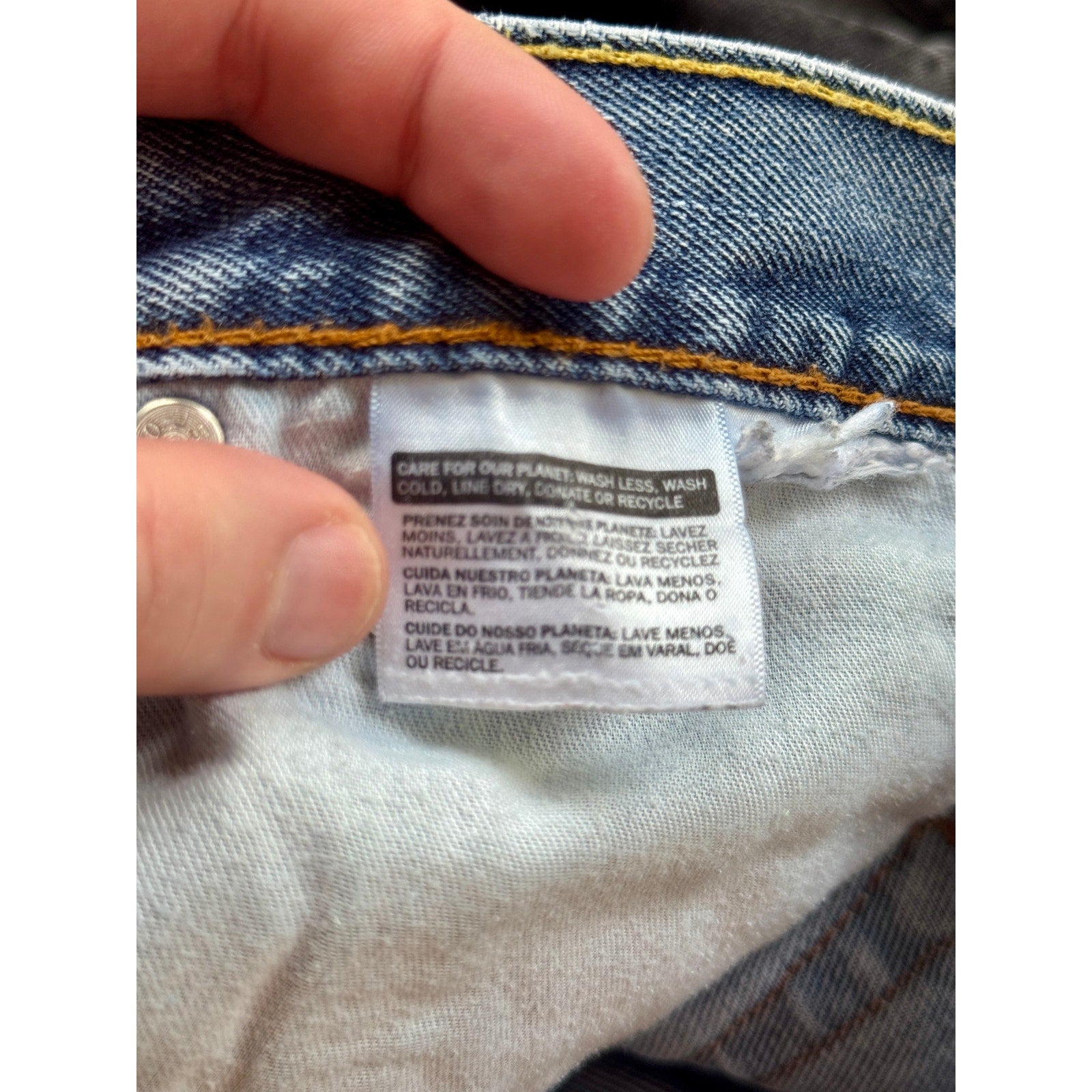Vintage Levi’s 550 Relaxed Fit Jeans Men’s 38x30 Light Wash Denim Y2K Well Worn