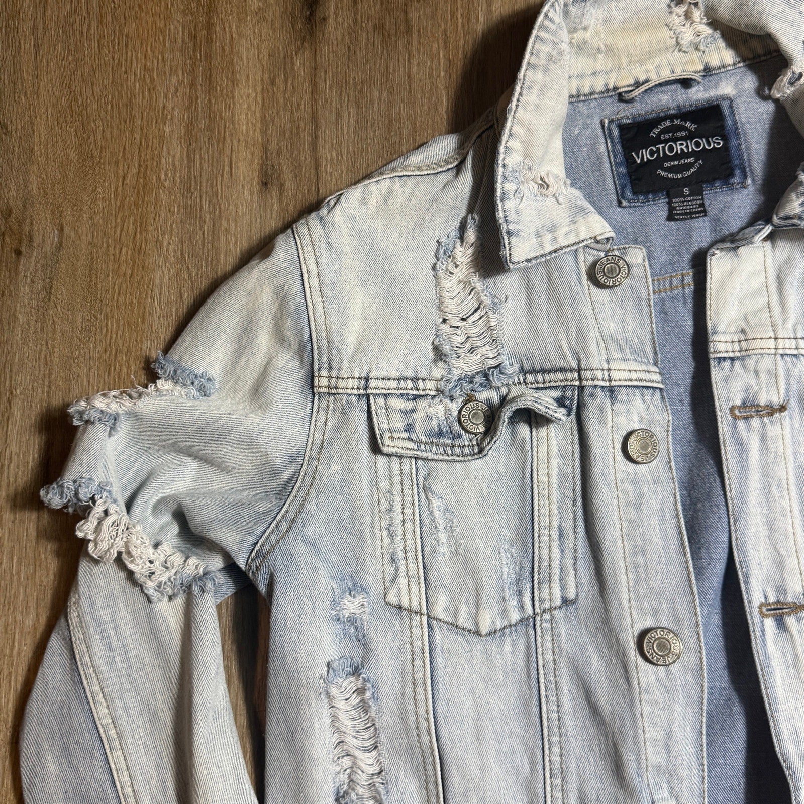Victorious Distressed Light Wash Denim Trucker Jacket Men’s Small Cotton Vtg Y2K
