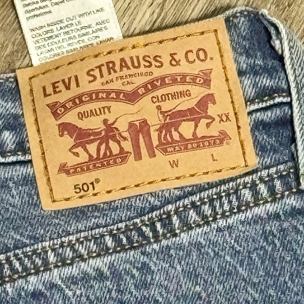 Levi's Women's 501 Original Fit Button Fly Jeans W26 L26 Light Wash NWT