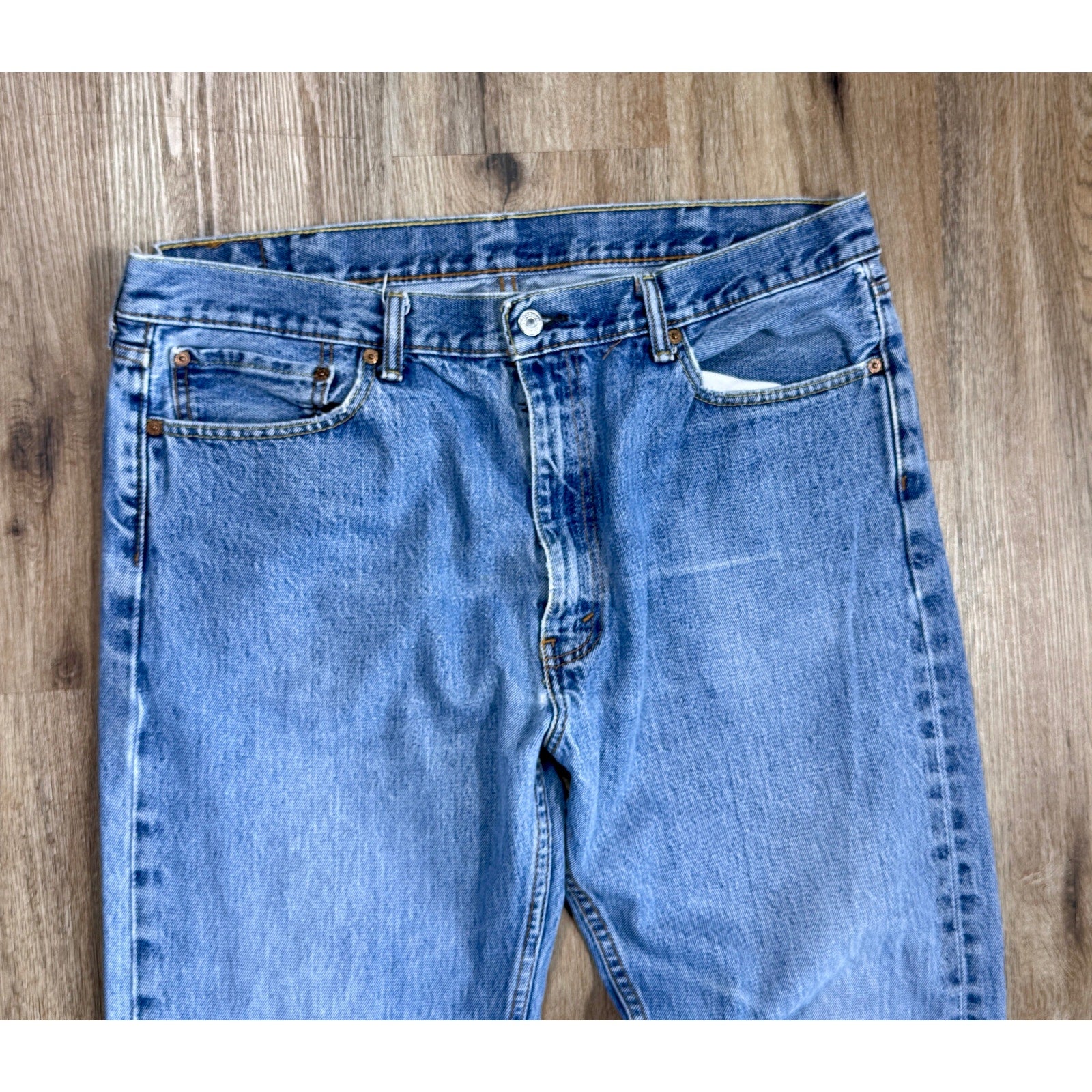 Vintage Levi’s 550 Relaxed Fit Jeans Men’s 38x30 Light Wash Denim Y2K Well Worn