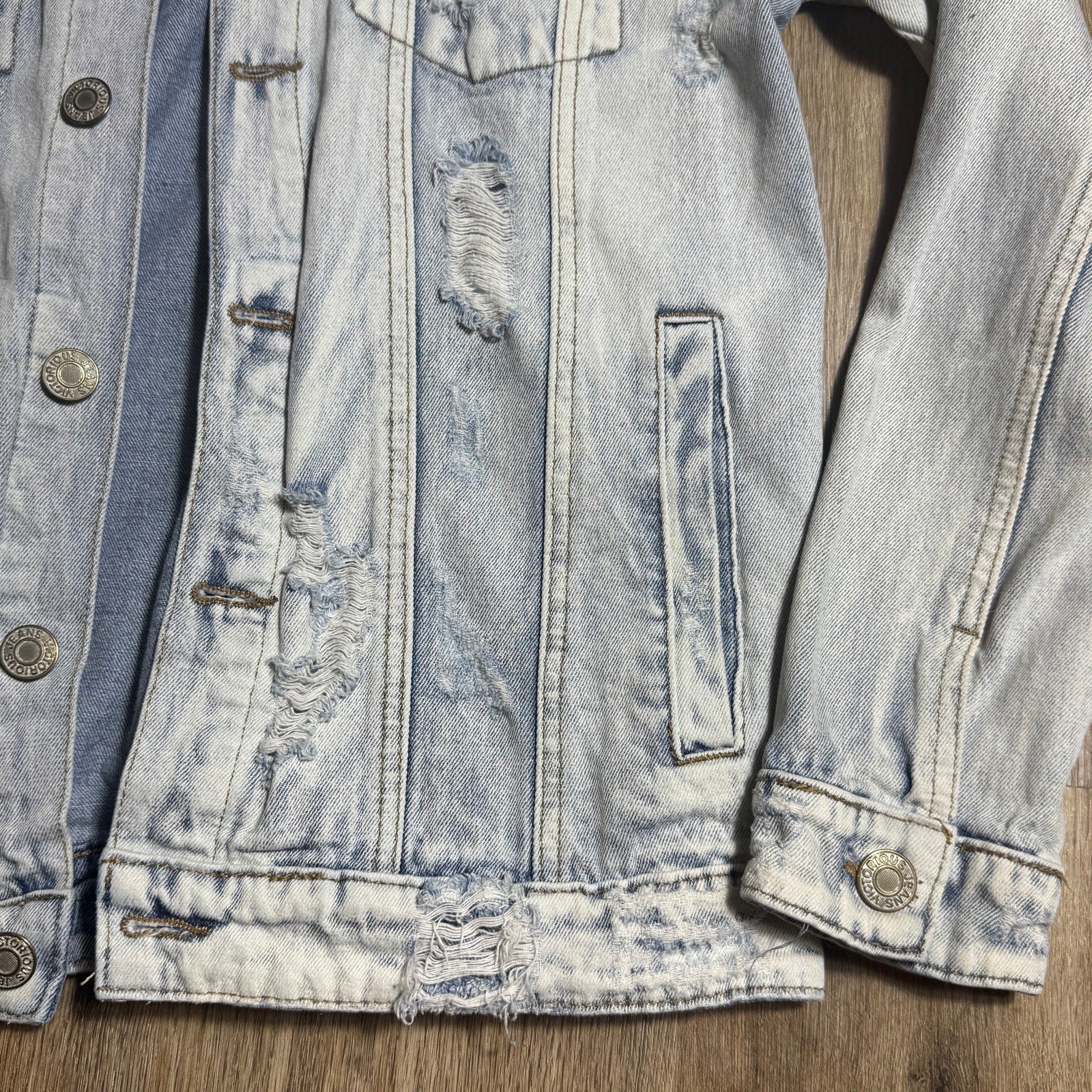 Victorious Distressed Light Wash Denim Trucker Jacket Men’s Small Cotton Vtg Y2K