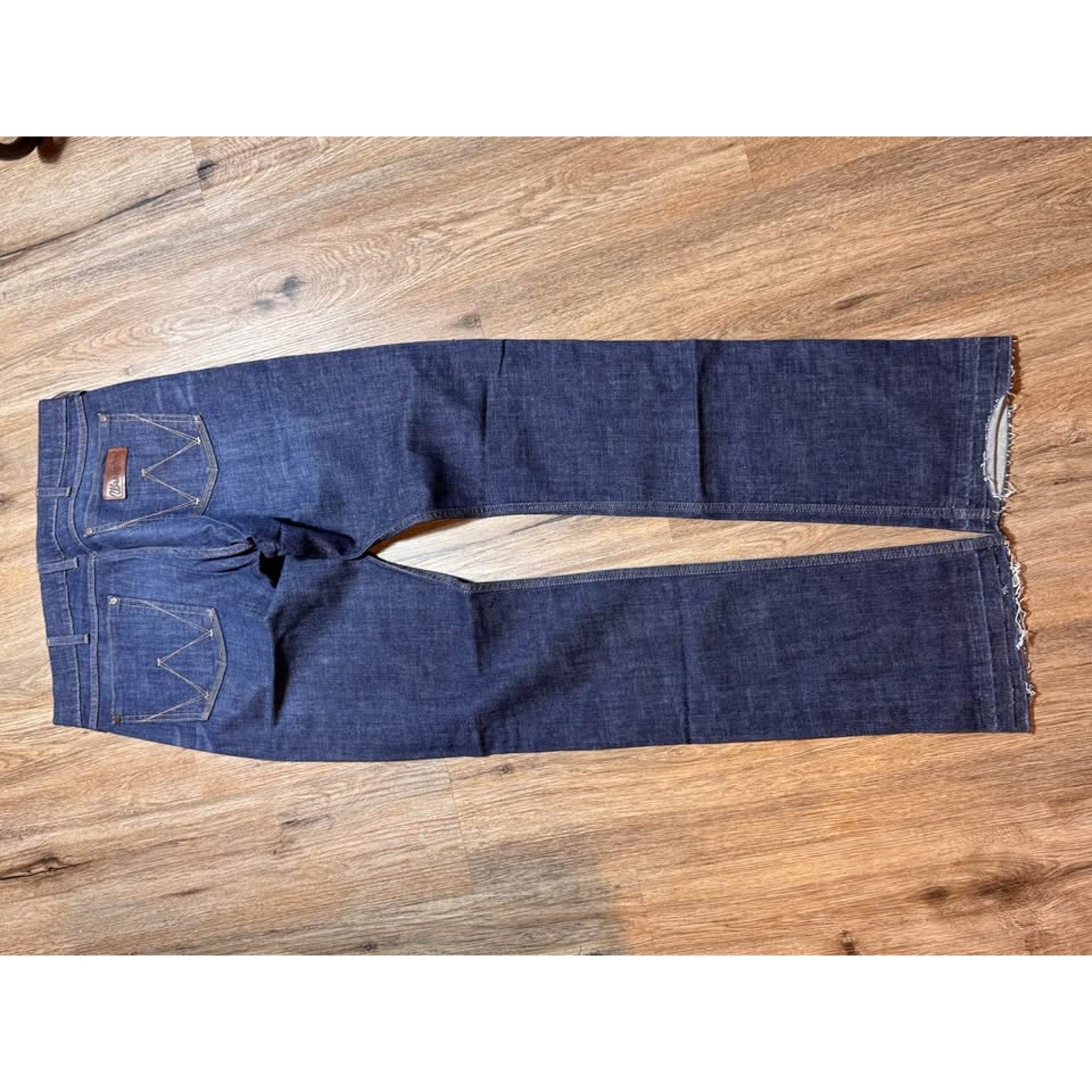 Rare Wrangler Aura Skinny Jeans Studded Dark Wash 38x36 Raw Hem Stretch