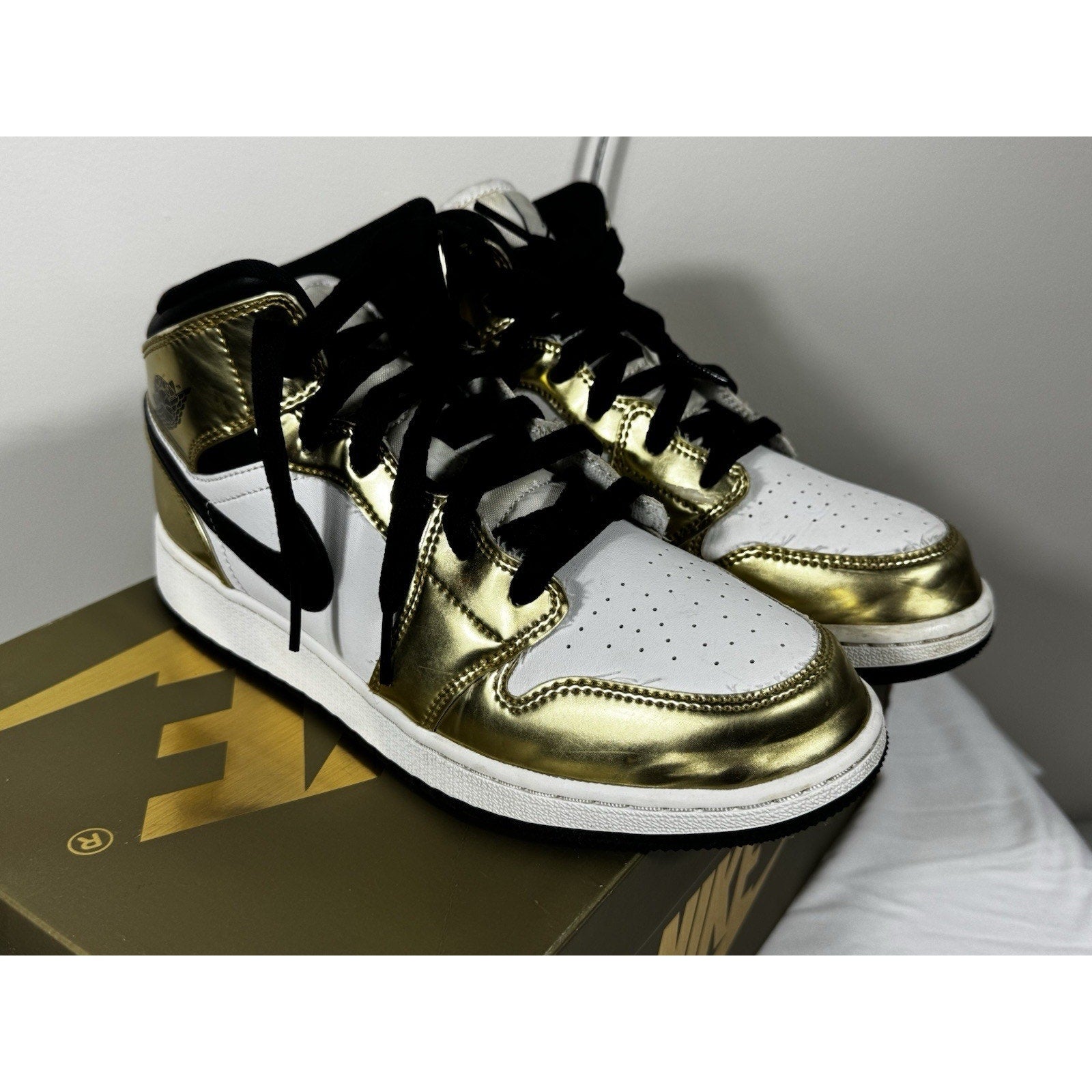 Nike Air Jordan 1 Mid SE Metallic Gold DC1420-700 GS Size 7Y 7 Used