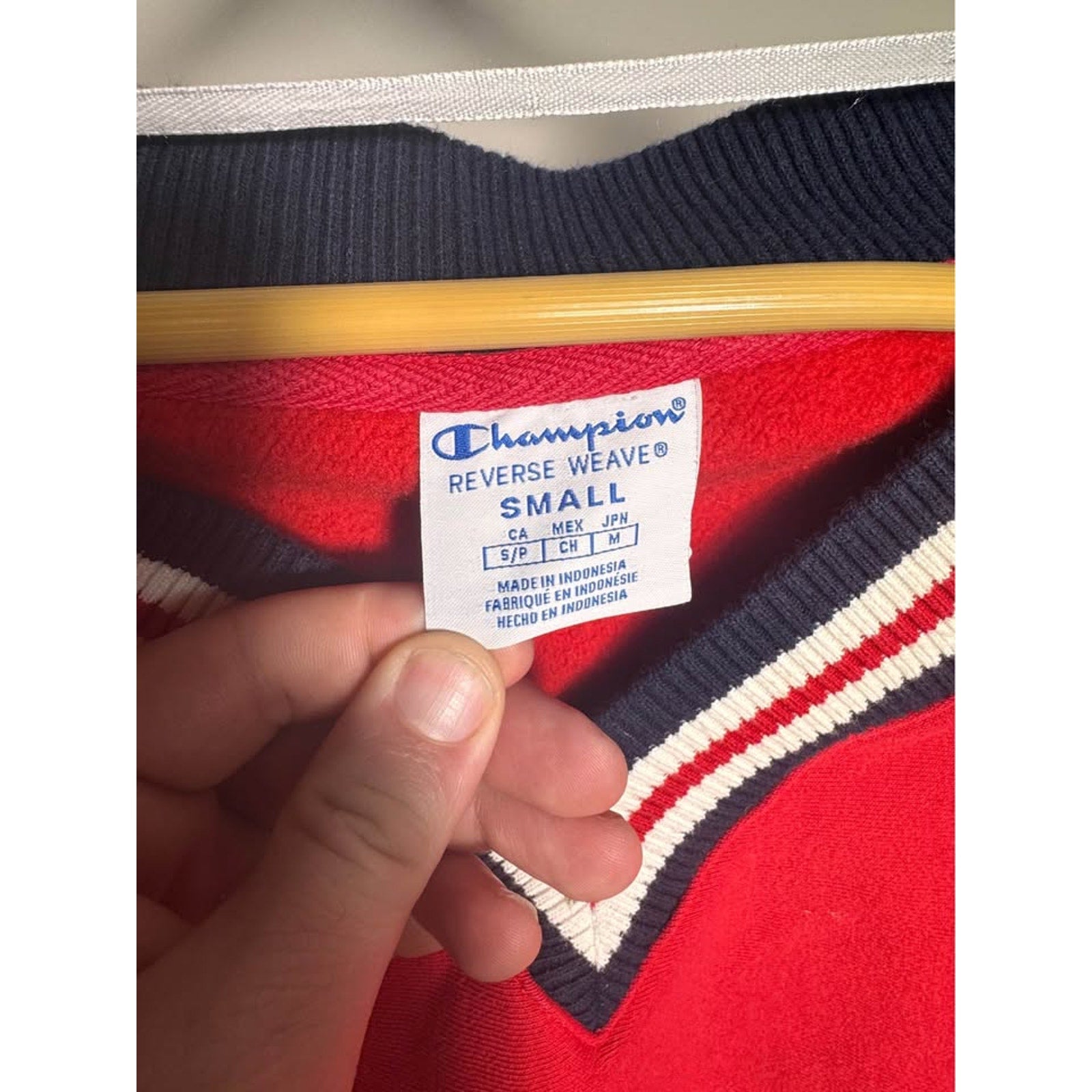 Champion Reverse Weave Cropped V-Neck Sweatshirt Red Women's Small Varsity