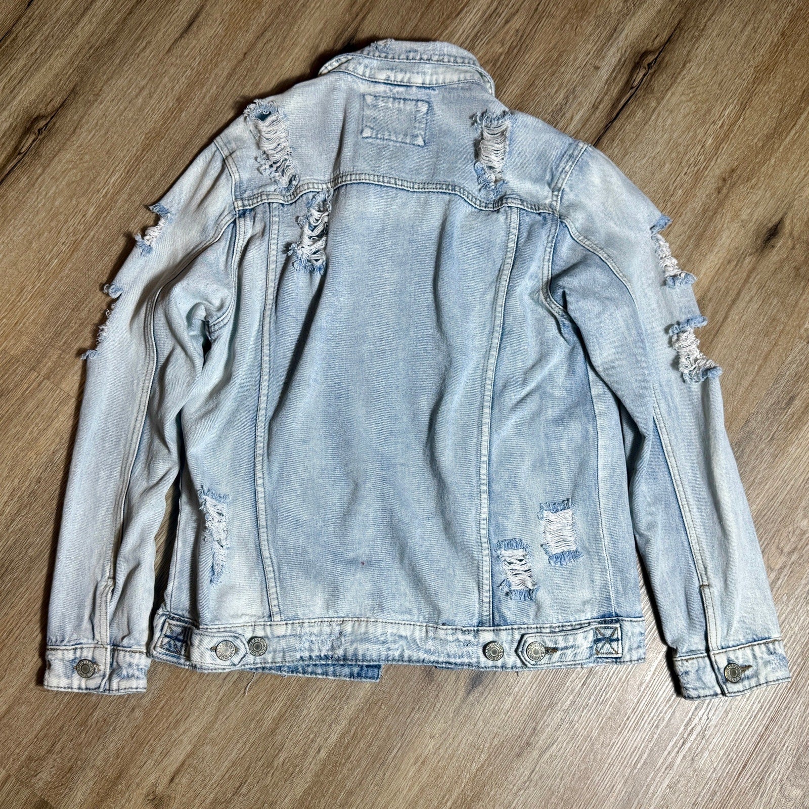 Victorious Distressed Light Wash Denim Trucker Jacket Men’s Small Cotton Vtg Y2K