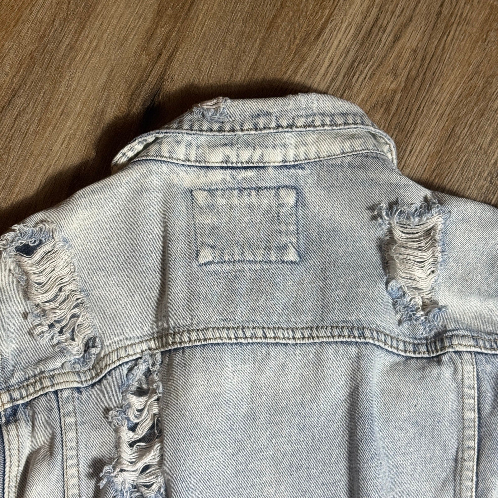 Victorious Distressed Light Wash Denim Trucker Jacket Men’s Small Cotton Vtg Y2K