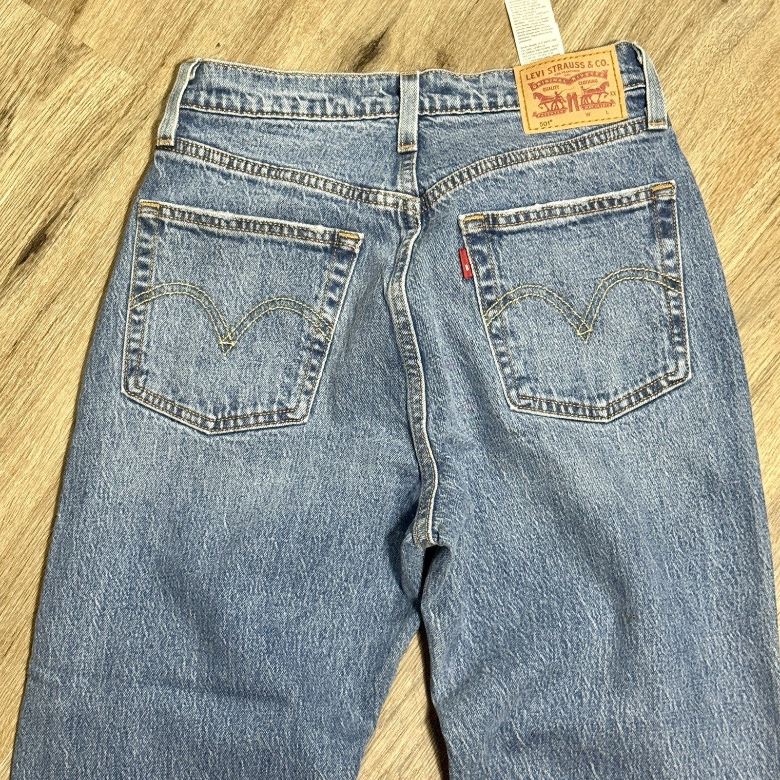 Levi's Women's 501 Original Fit Button Fly Jeans W26 L26 Light Wash NWT