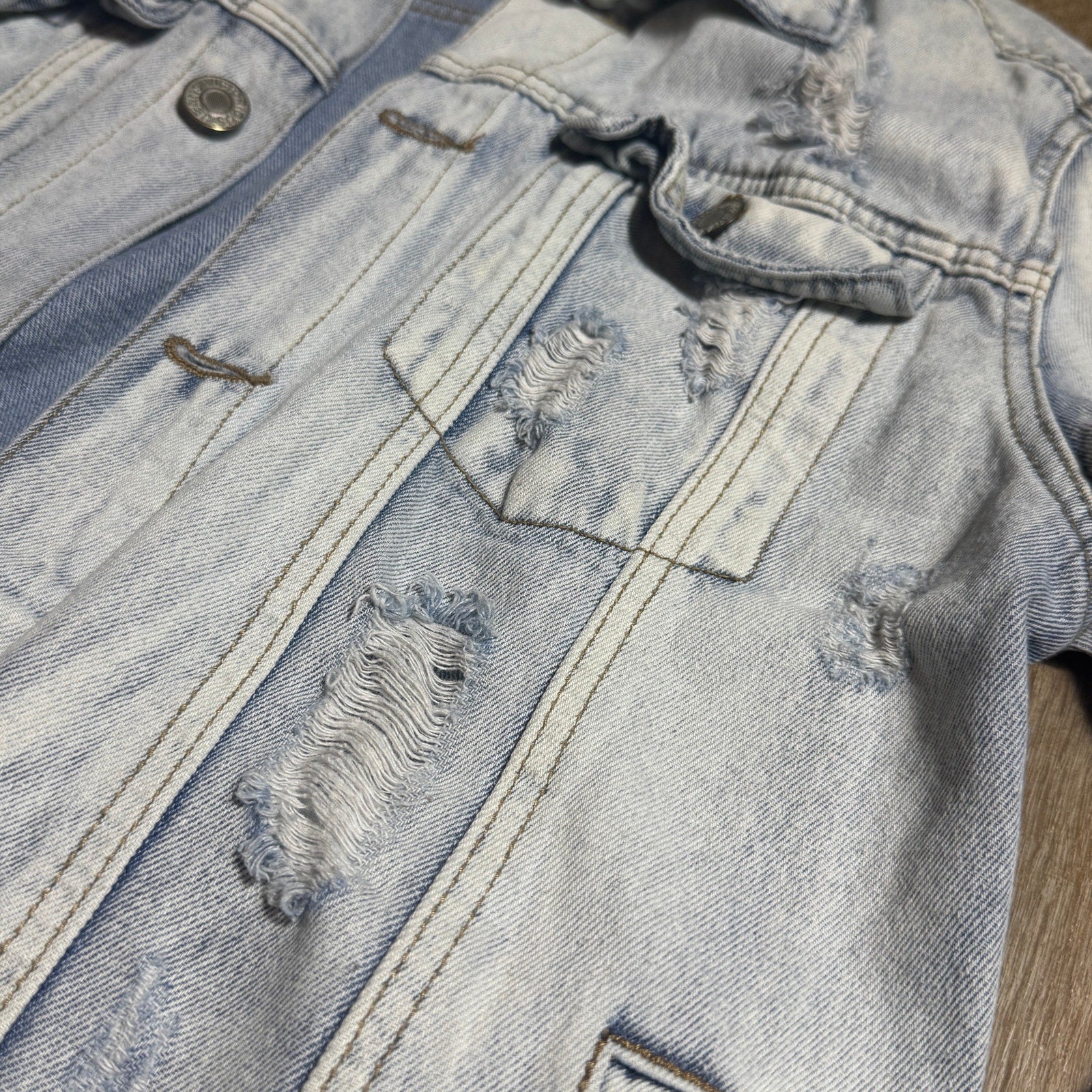 Victorious Distressed Light Wash Denim Trucker Jacket Men’s Small Cotton Vtg Y2K