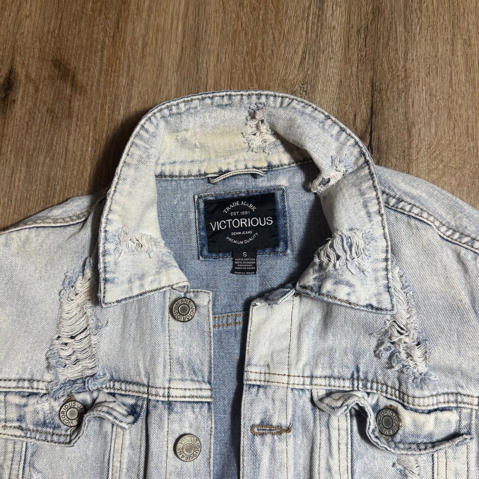 Victorious Distressed Light Wash Denim Trucker Jacket Men’s Small Cotton Vtg Y2K