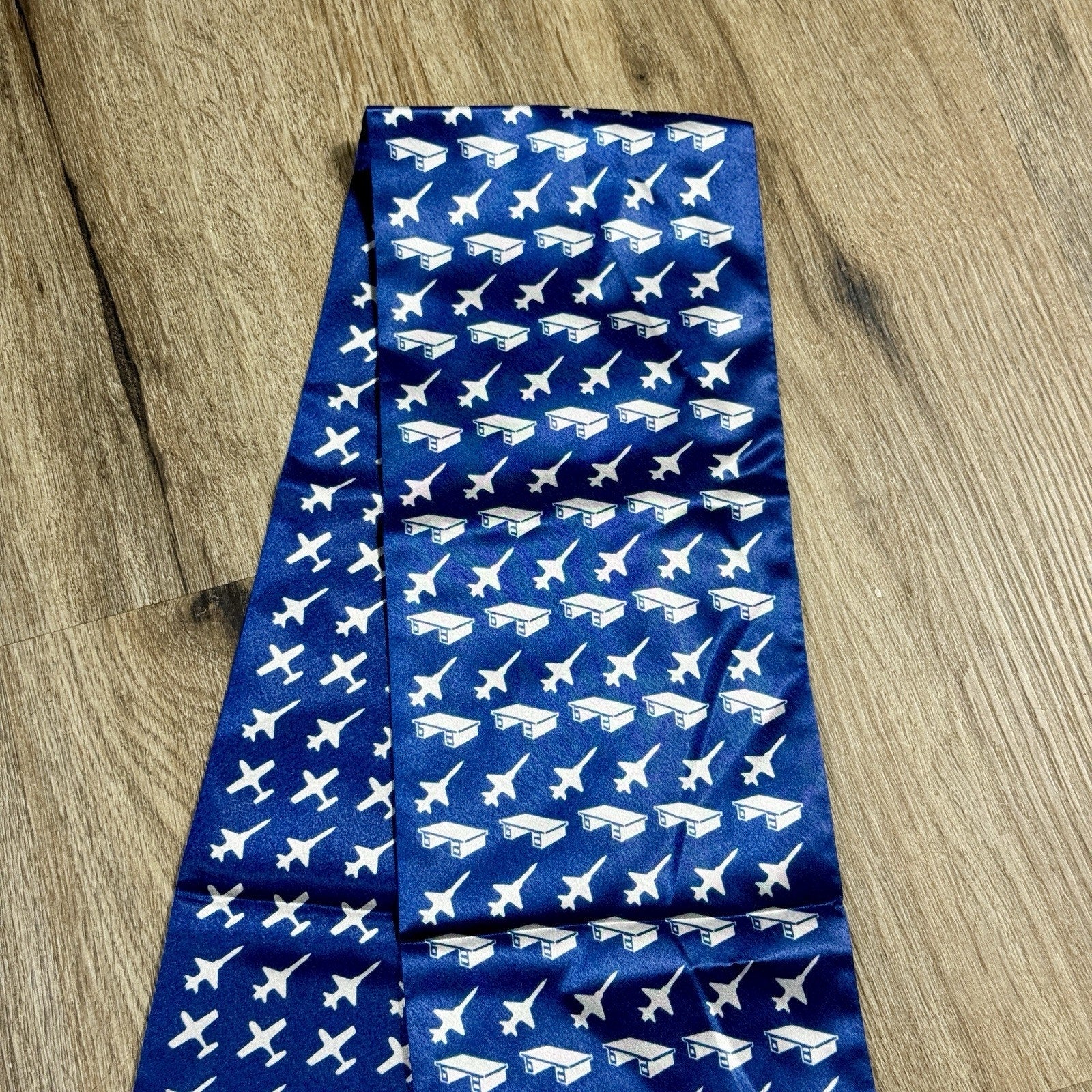 Rakkei Rama World Willie’s Last 93-04 Aviation Crew Pilot Scarf Vtg USA 45”