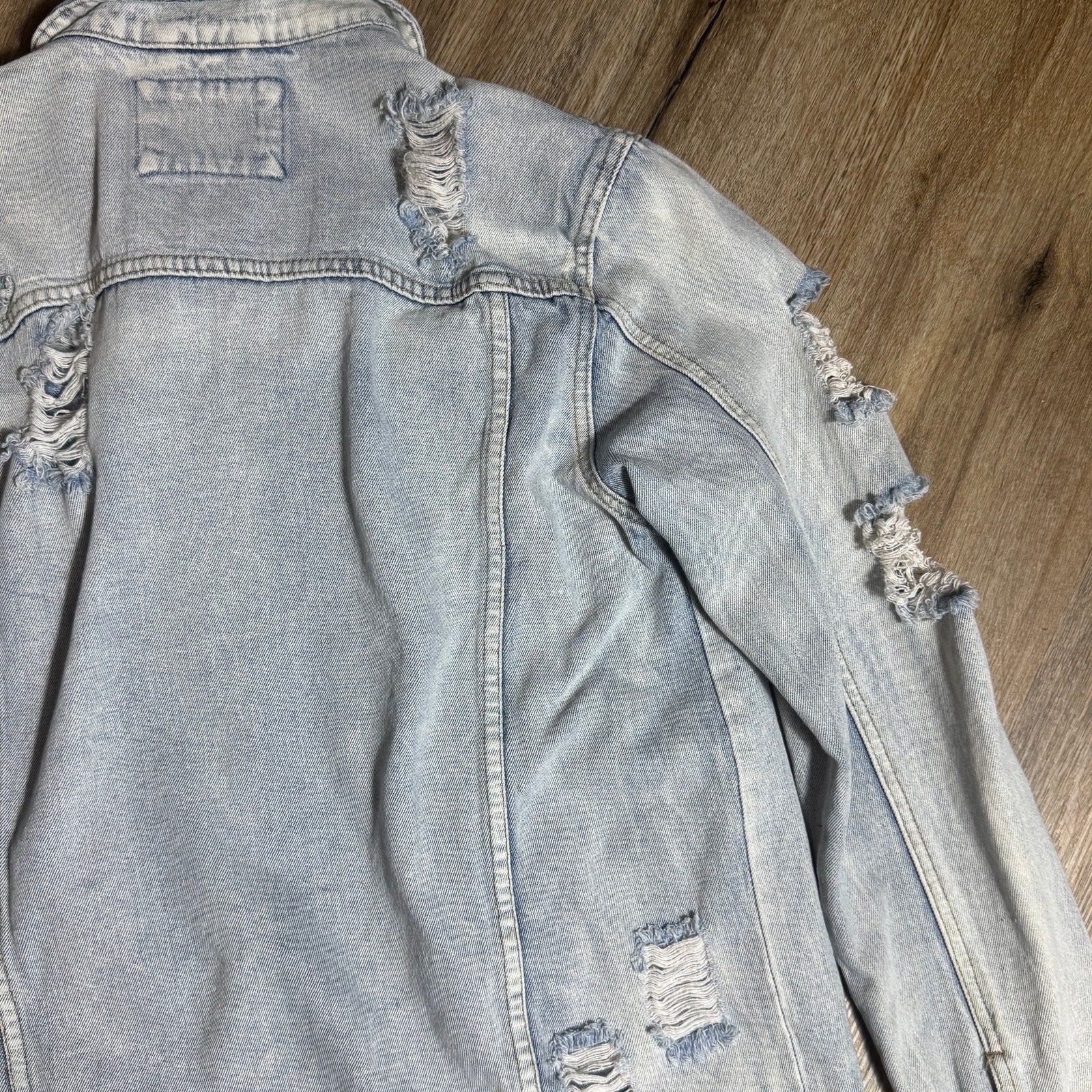 Victorious Distressed Light Wash Denim Trucker Jacket Men’s Small Cotton Vtg Y2K