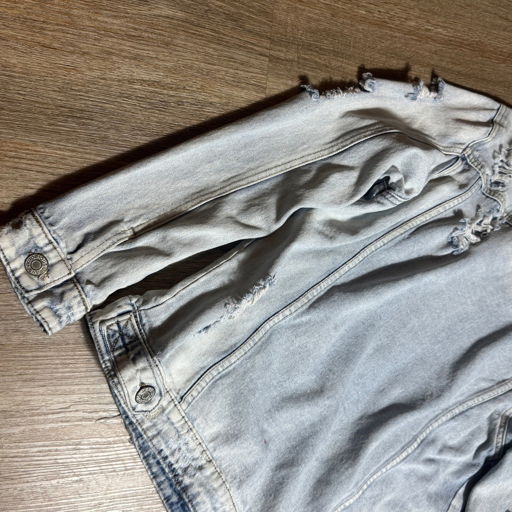 Victorious Distressed Light Wash Denim Trucker Jacket Men’s Small Cotton Vtg Y2K