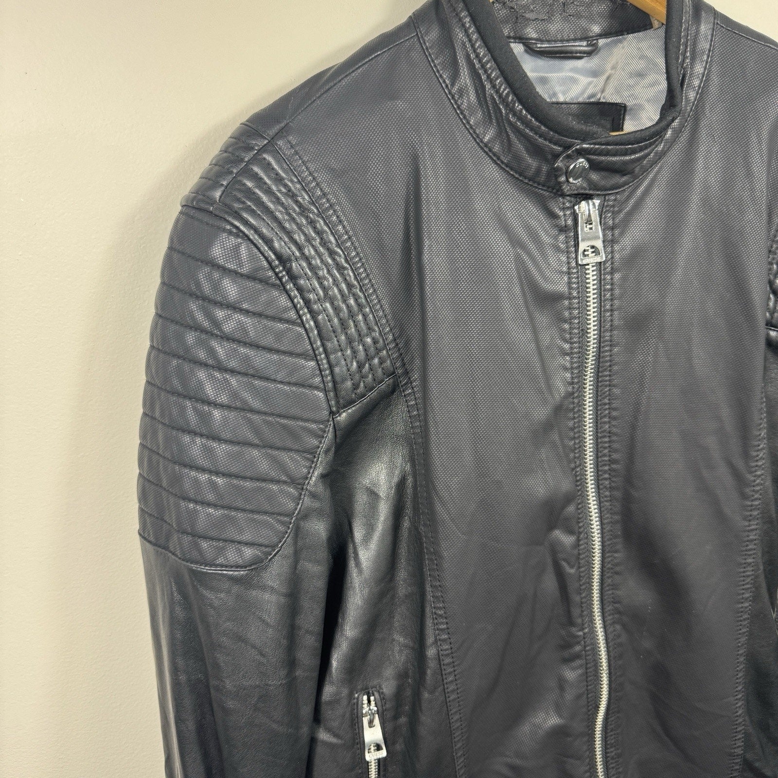 GUESS Mens Large Faux Leather Moto Cafe Racer Jacket Black Quilted Biker Zip