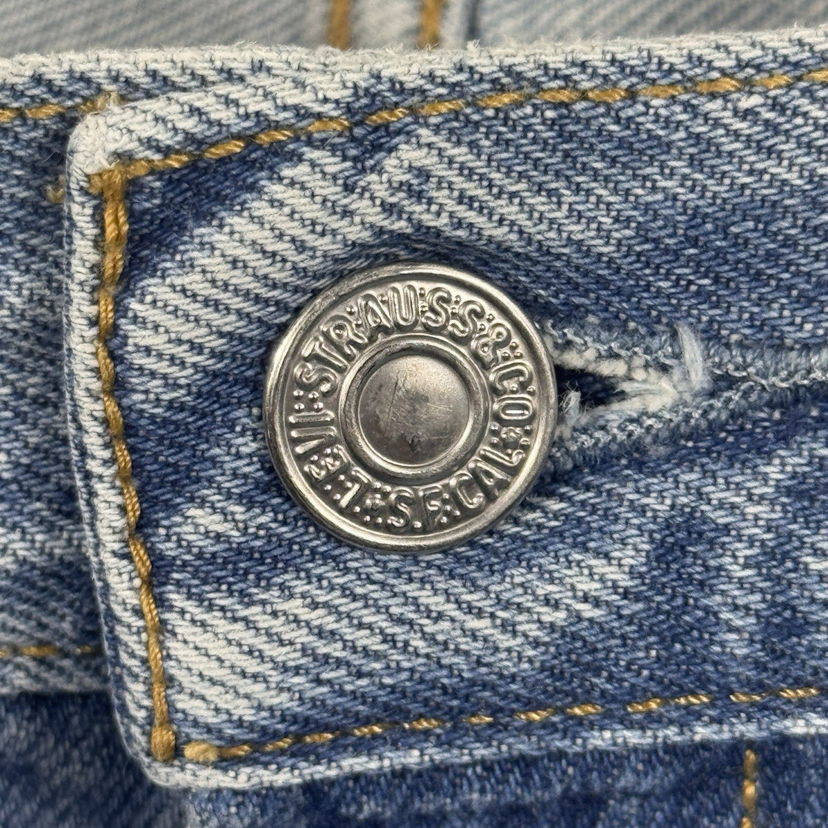 VTG 2004 Levi's 560 Comfort Fit Jeans Men's 44x30 Light Wash Relaxed Denim
