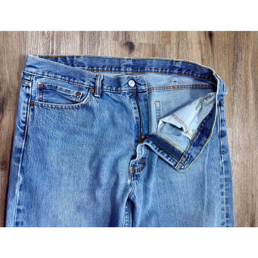 Vintage Levi’s 550 Relaxed Fit Jeans Men’s 38x30 Light Wash Denim Y2K Well Worn