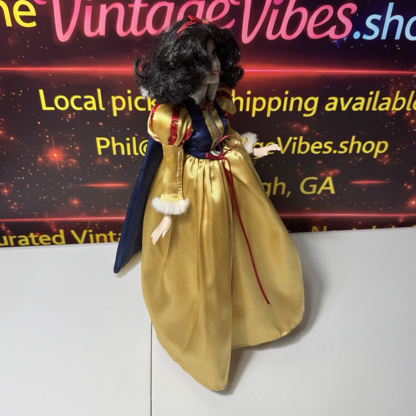 Vtg Brass Key Keepsakes Disney Snow White Porcelain Doll 15” With Display Base