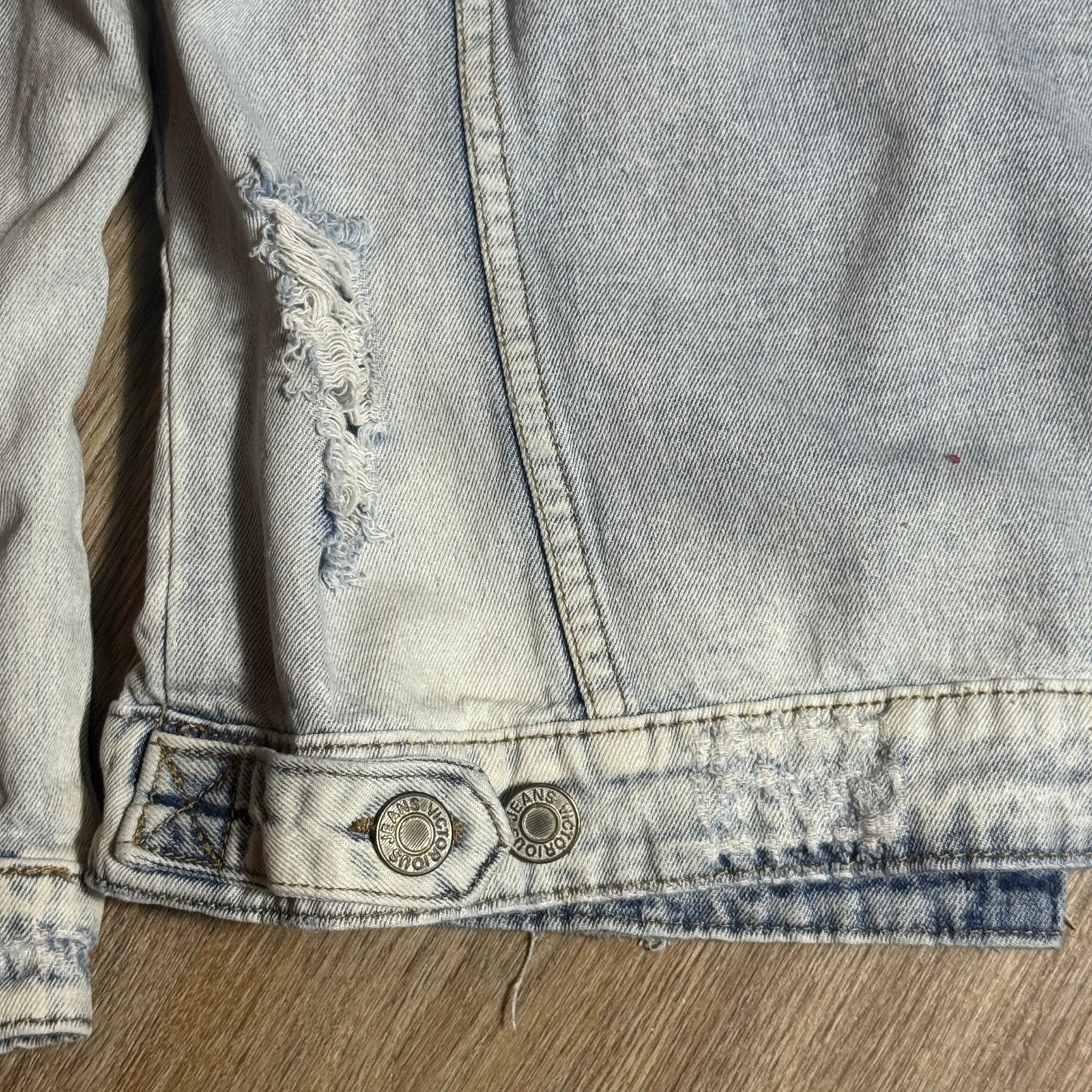 Victorious Distressed Light Wash Denim Trucker Jacket Men’s Small Cotton Vtg Y2K