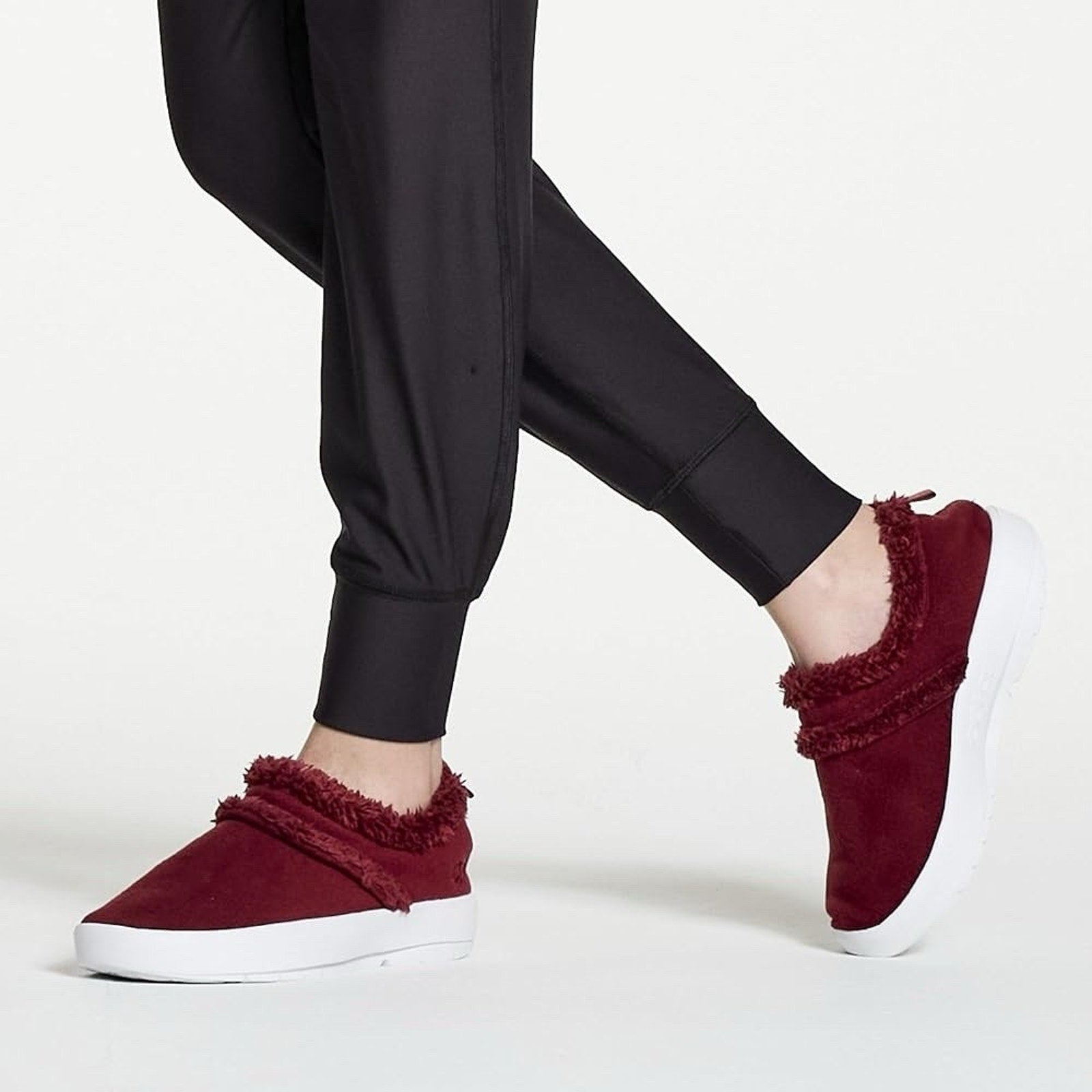 OOFOS Women Sz 6.5 Oocoozie Low Recovery Shoe Sherpa Burgundy Cabernet Wine Red
