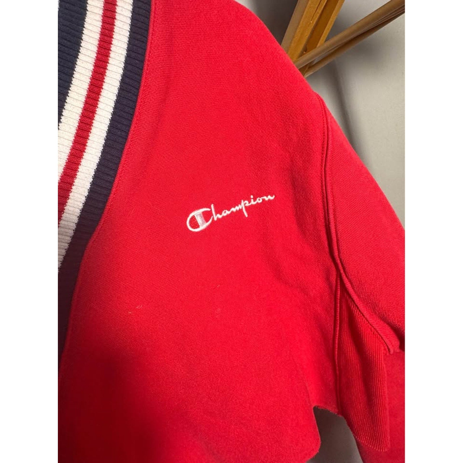 Champion Reverse Weave Cropped V-Neck Sweatshirt Red Women's Small Varsity