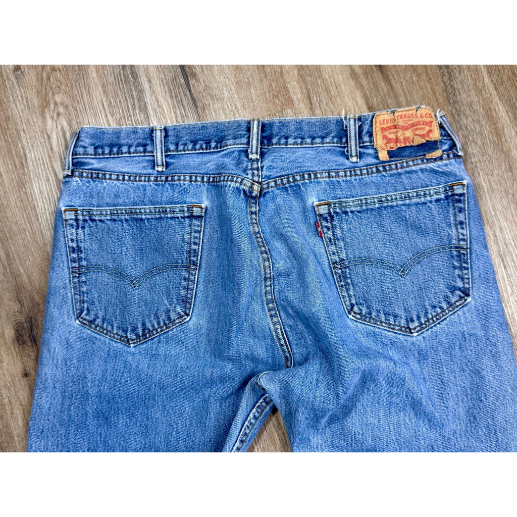 Vintage Levi’s 550 Relaxed Fit Jeans Men’s 38x30 Light Wash Denim Y2K Well Worn