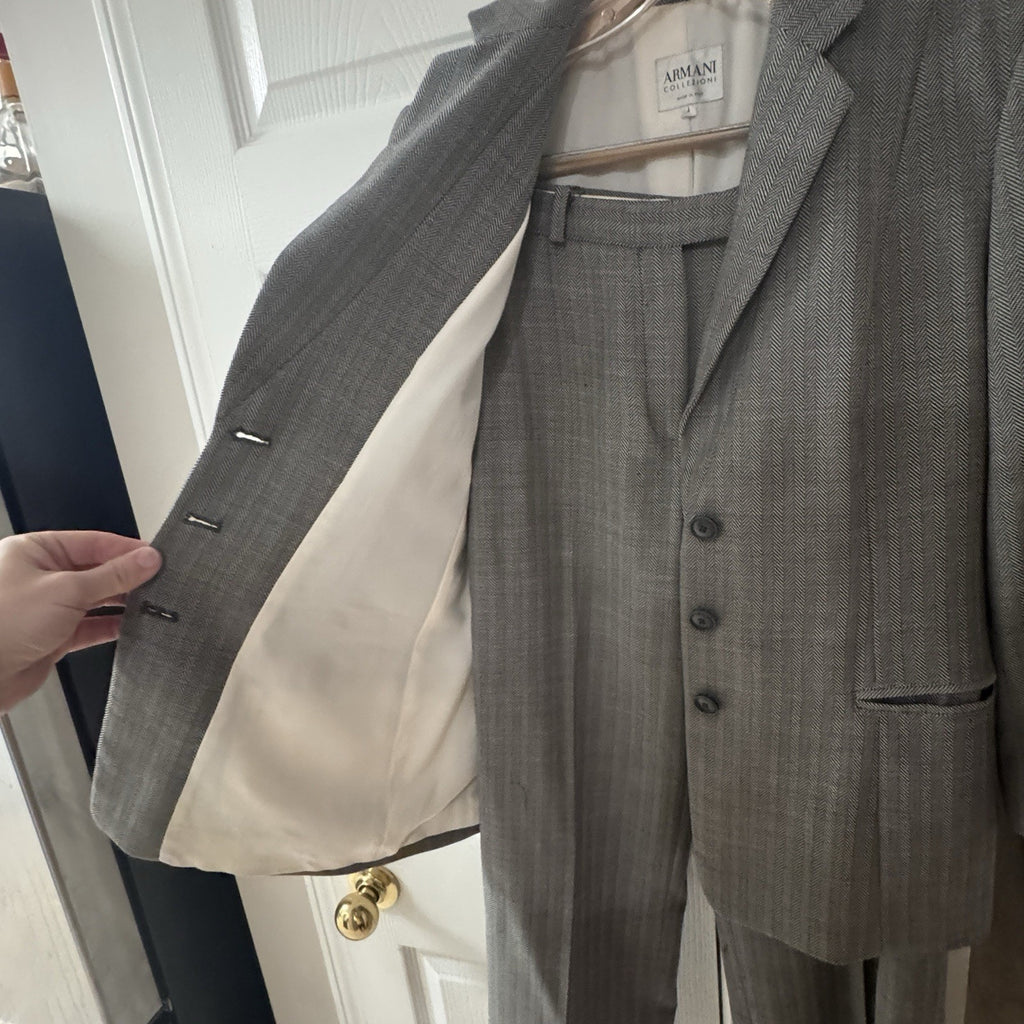 Armani Collezioni Womens Virgin Wool Gray Herringbone Pant Suit Size 4 Italy