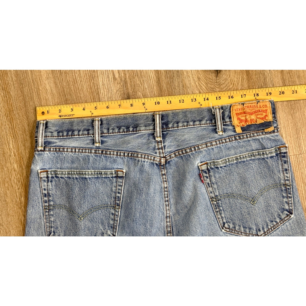 Vintage Levi’s 550 Relaxed Fit Jeans Men’s 38x30 Light Wash Denim Y2K Well Worn