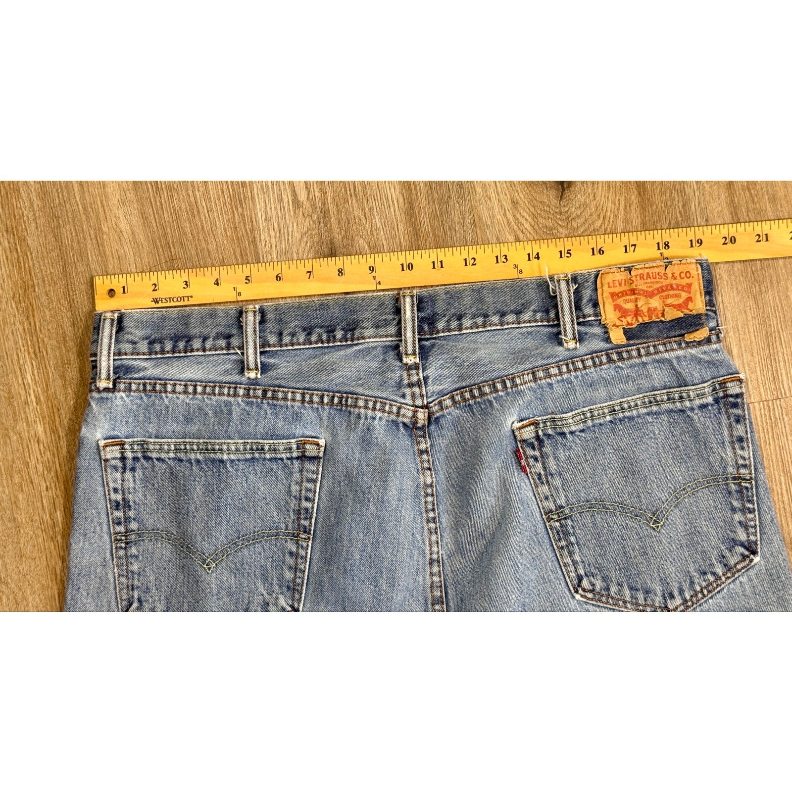 Vintage Levi’s 550 Relaxed Fit Jeans Men’s 38x30 Light Wash Denim Y2K Well Worn