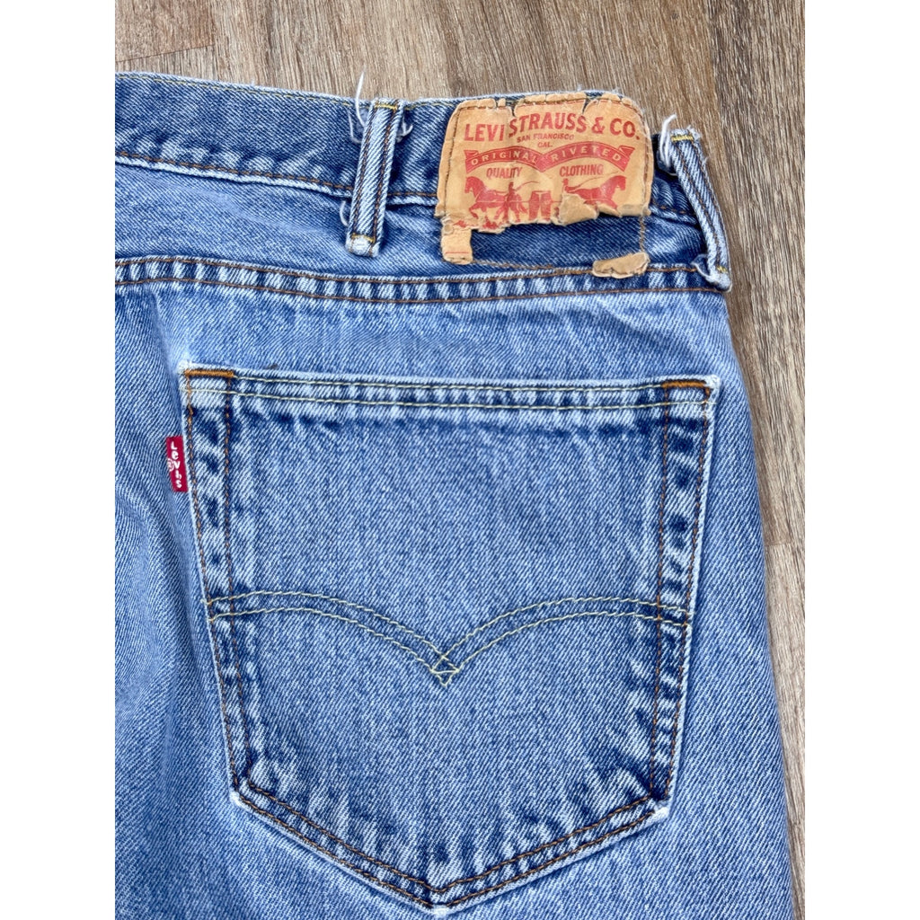 Vintage Levi’s 550 Relaxed Fit Jeans Men’s 38x30 Light Wash Denim Y2K Well Worn