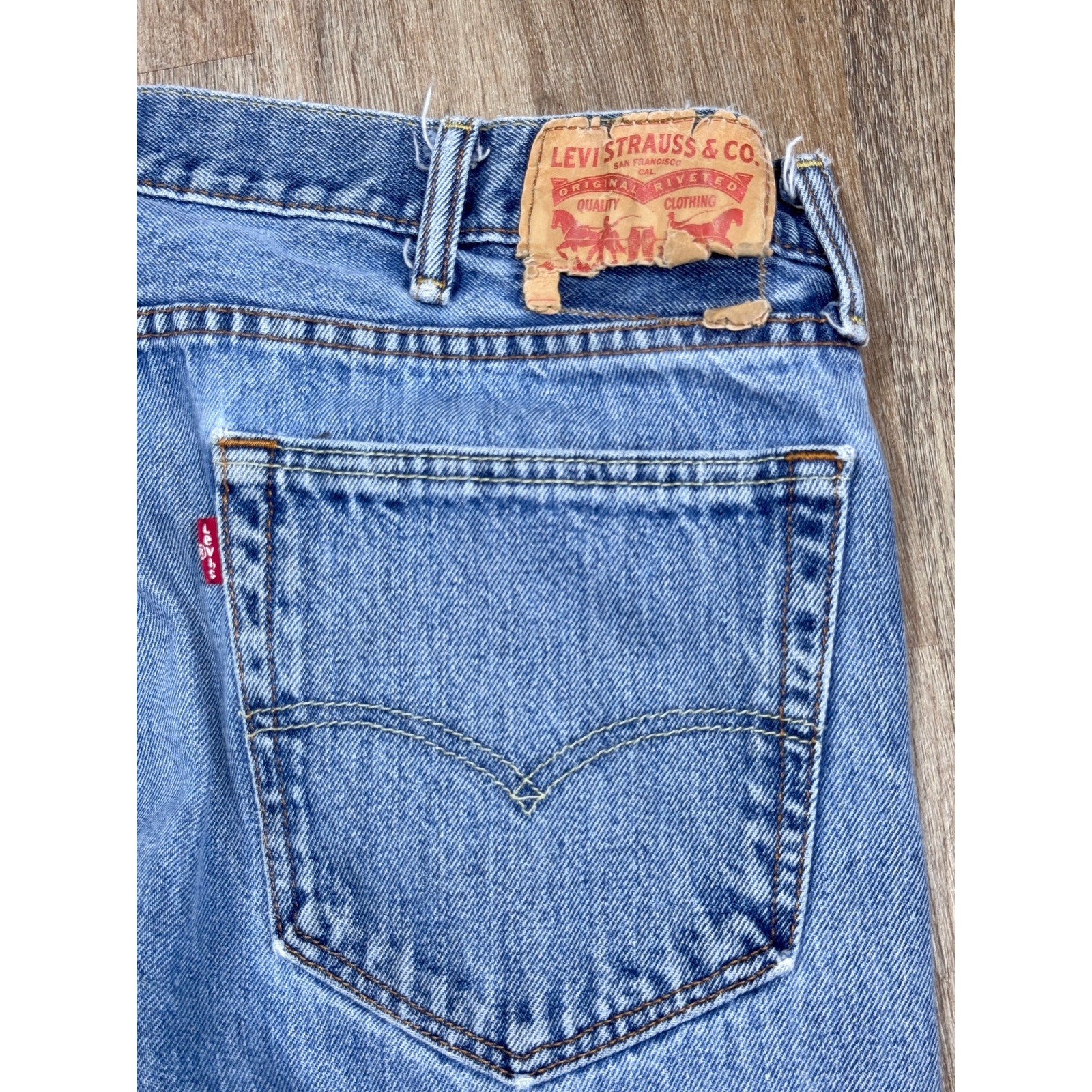 Vintage Levi’s 550 Relaxed Fit Jeans Men’s 38x30 Light Wash Denim Y2K Well Worn