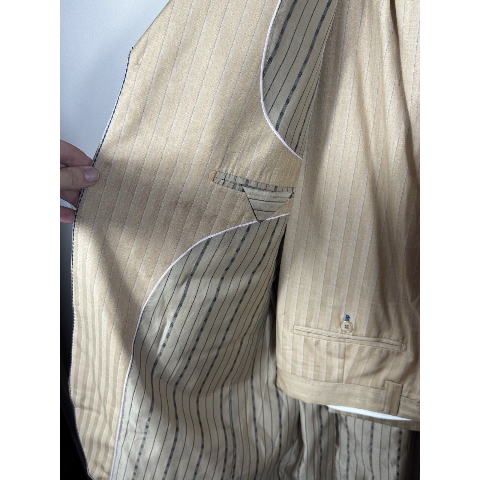 Valentino Ferrel Superior 150’s Beige Pinstripe Suit Men’s 48L 2-Piece Italy 43