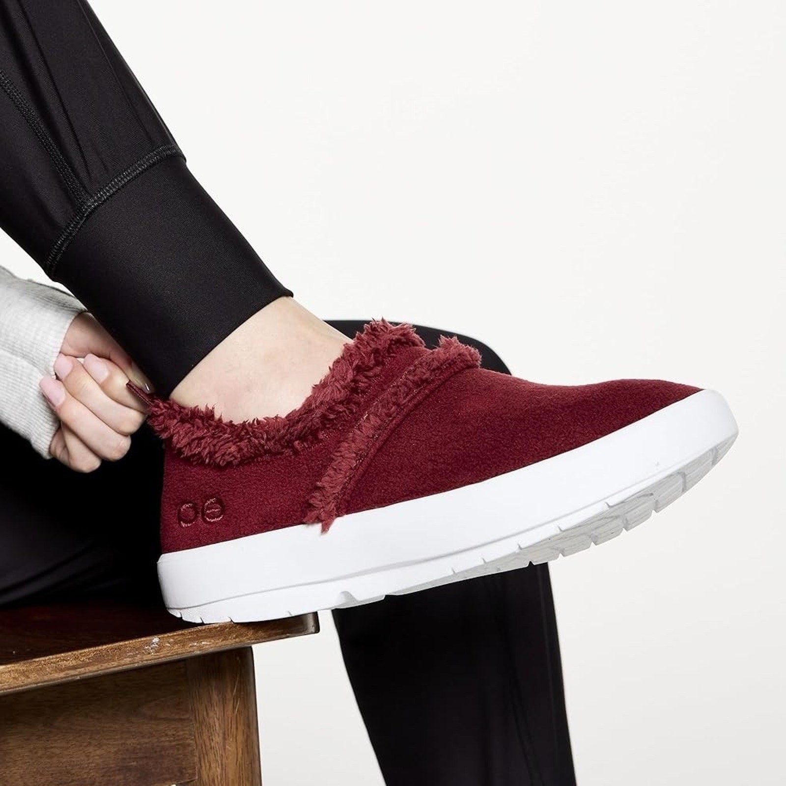 OOFOS Women Sz 6.5 Oocoozie Low Recovery Shoe Sherpa Burgundy Cabernet Wine Red