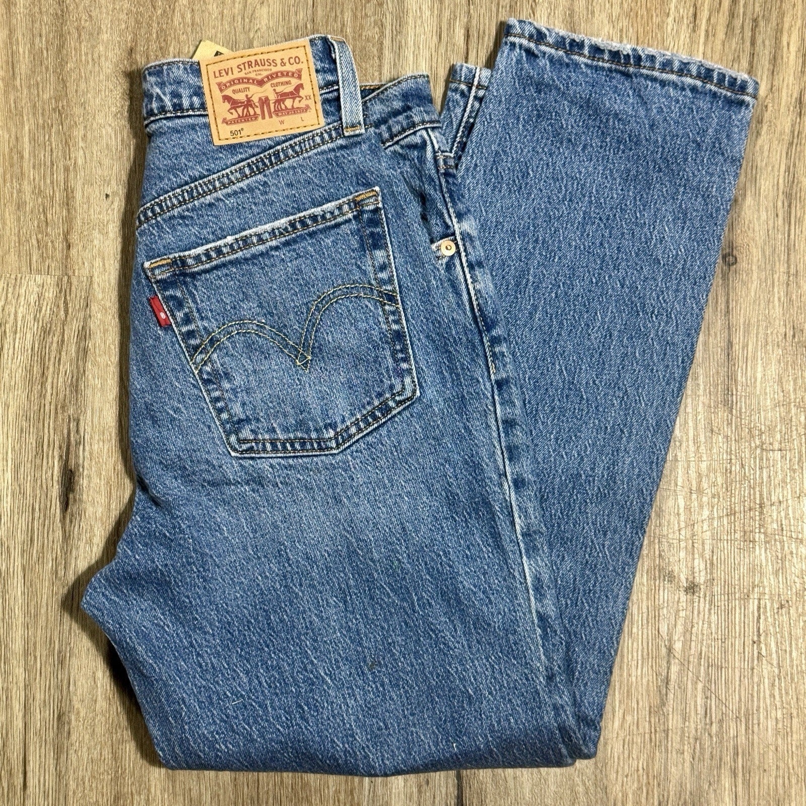 Levi's Women's 501 Original Fit Button Fly Jeans W26 L26 Light Wash NWT